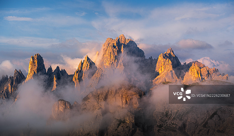 美丽的卡迪尼·迪·米苏里纳山峰在意大利多洛米蒂的特雷奇梅途中日出时分。图片素材