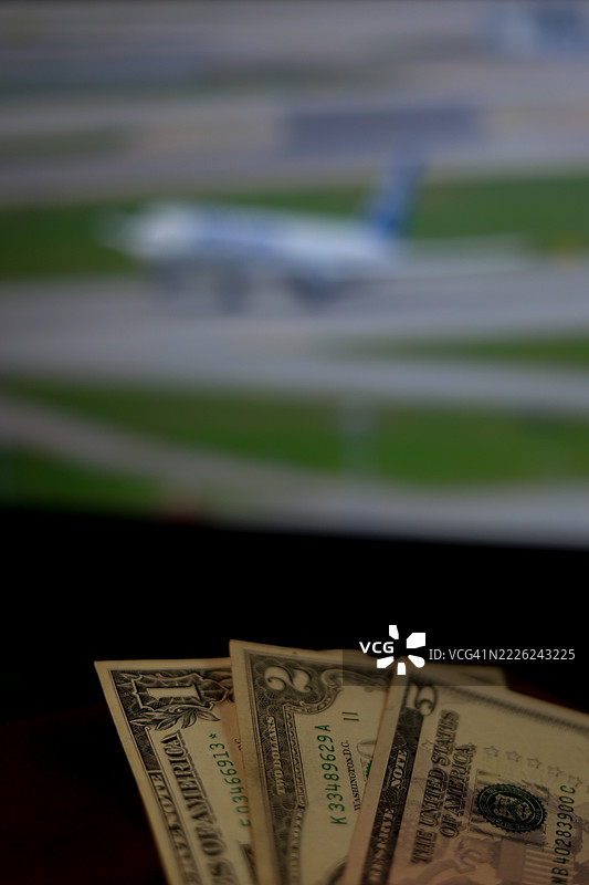 飞机和美元图片素材