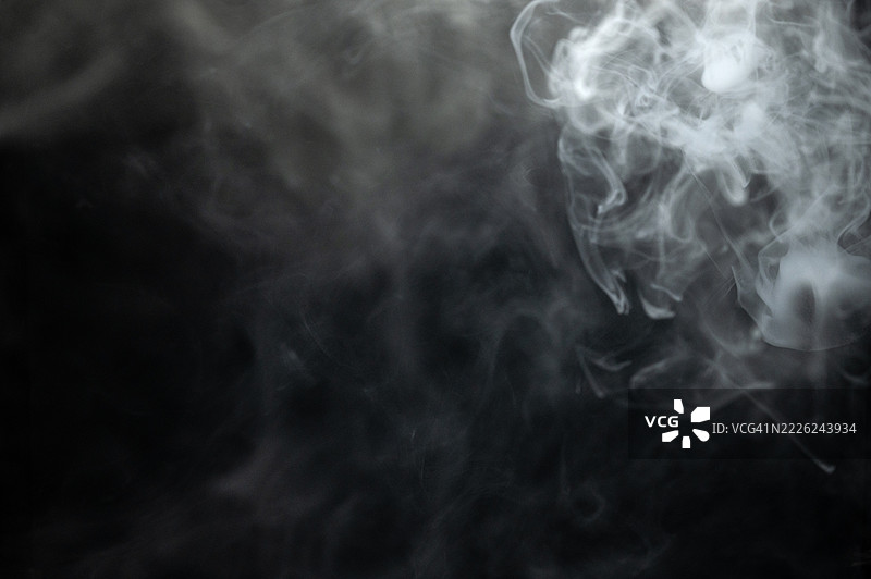 白色烟雾与黑色背景图片素材