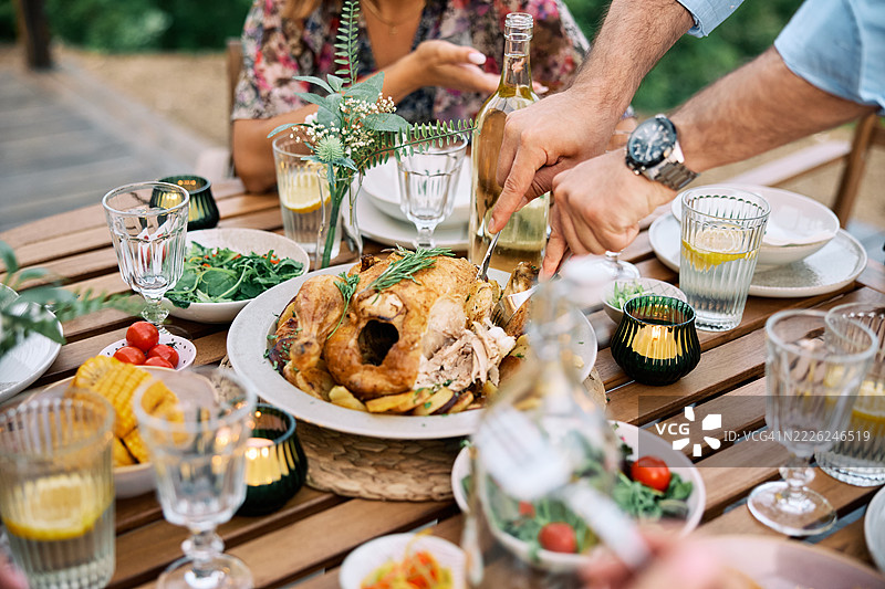 朋友们在户外享用自制午餐图片素材