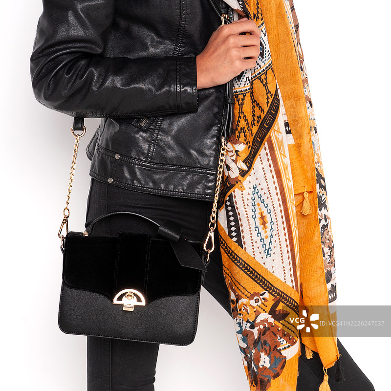 黑色皮革和绒面革手提包图片素材