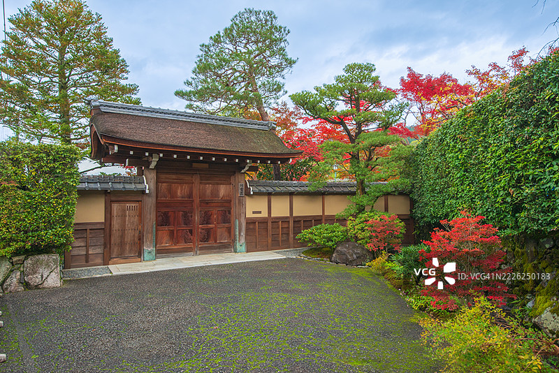 秋季时节，京都的美丽公园周围风景如画，树叶变色，吸引了众多游客。图片素材