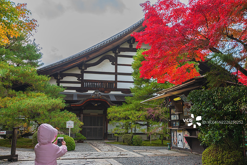 秋季时节，京都的美丽公园周围风景如画，树叶变色，吸引了众多游客。图片素材