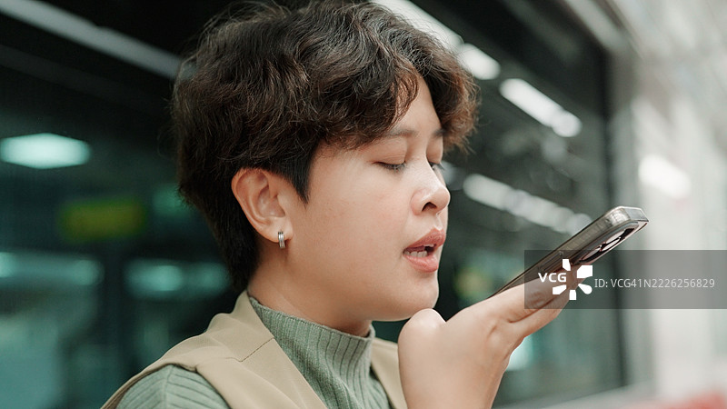 亚洲女性在空中列车上使用人工智能应用程序图片素材