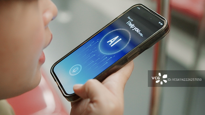 亚洲女性在空中列车上使用人工智能应用程序图片素材