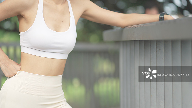 美丽、注重健康和身材的女孩们穿着运动服，在公园的清新空气中享受户外锻炼，无论是跑步、瑜伽还是举重。通过每天的户外活动，关注健康生活方式，关爱身心。图片素材