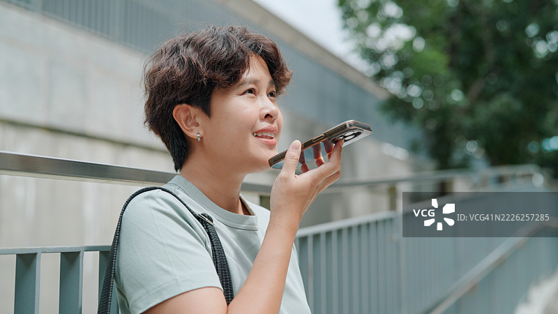 亚洲女性在城市旅行时使用人工智能应用程序图片素材