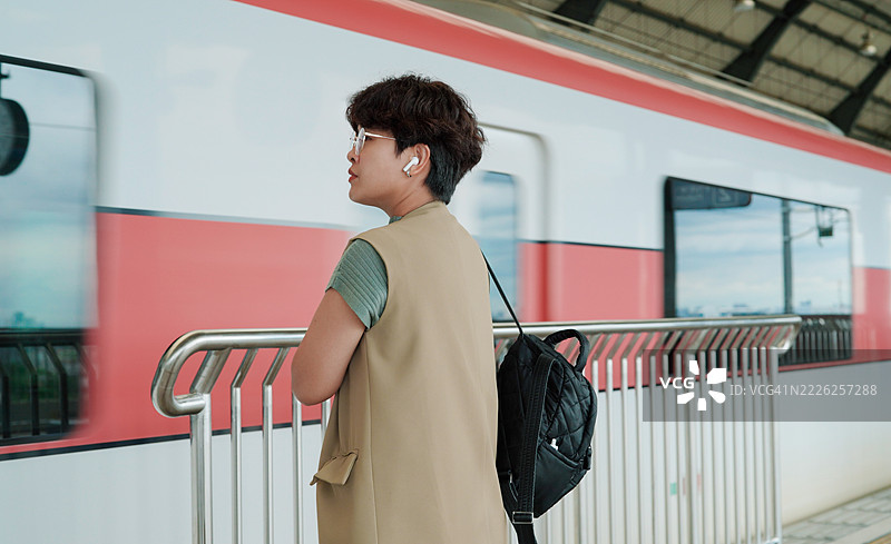 女商人在等天轨列车图片素材