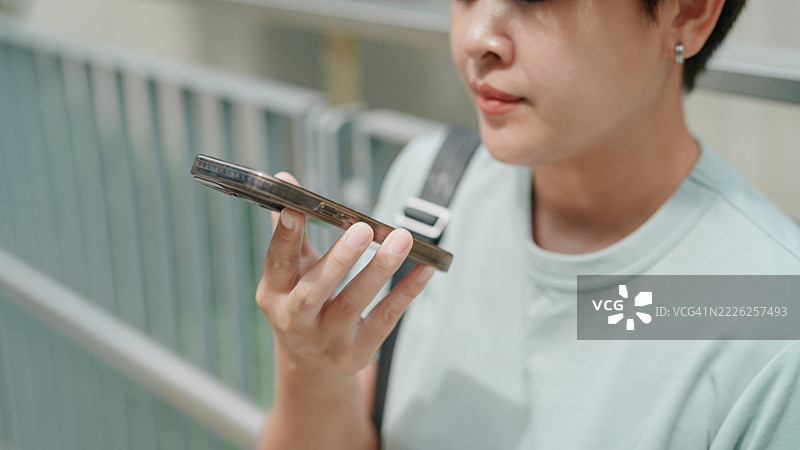 亚洲女性在城市旅行时使用人工智能应用程序图片素材