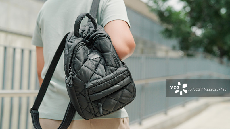 年轻女性在城市中行走图片素材