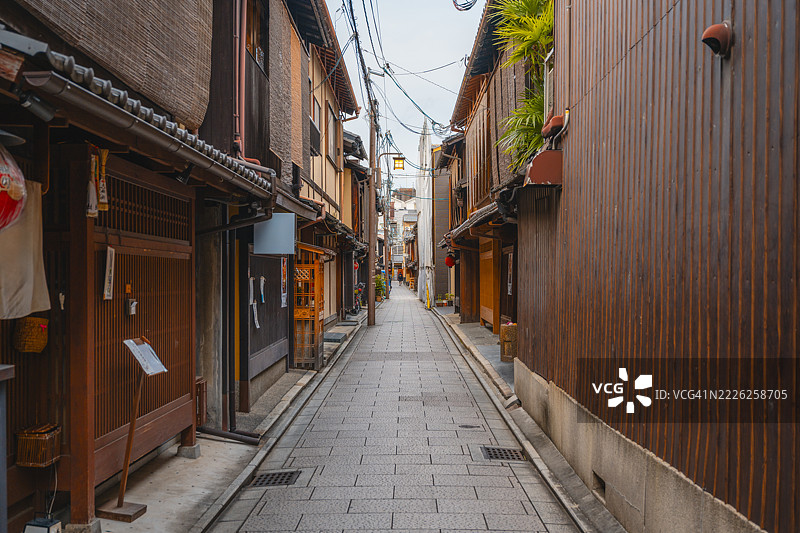 京都东山老街的狭窄小巷在日落时分图片素材