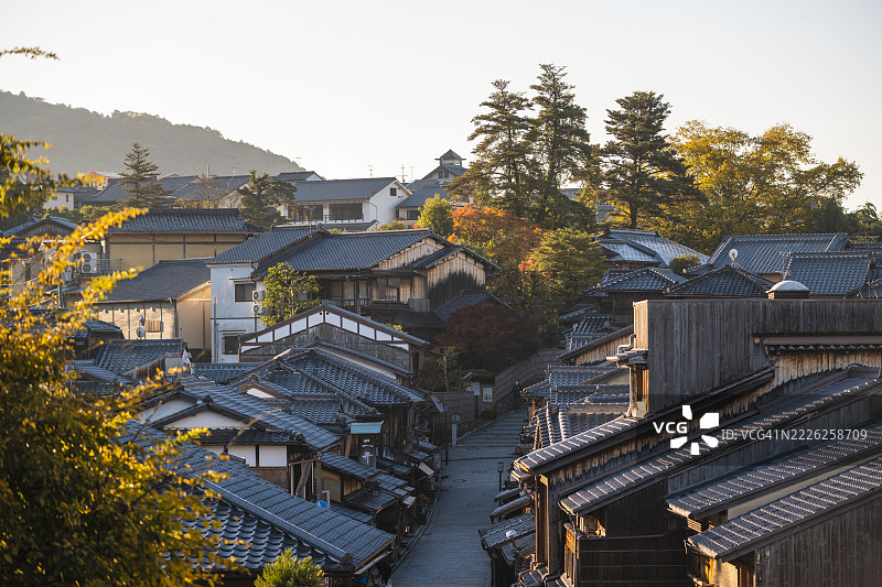 日本京都东山地区的传统街道在秋季晨光中图片素材
