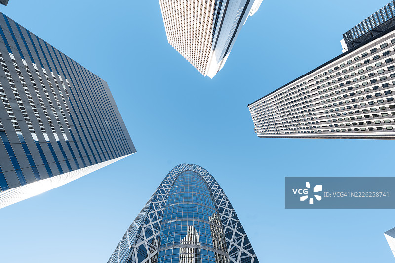 在日本东京仰望蓝天背景下的摩天大楼图片素材