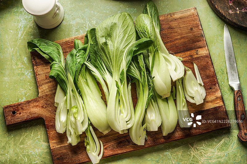 砧板上的小白菜和刀具，适合健康烹饪图片素材