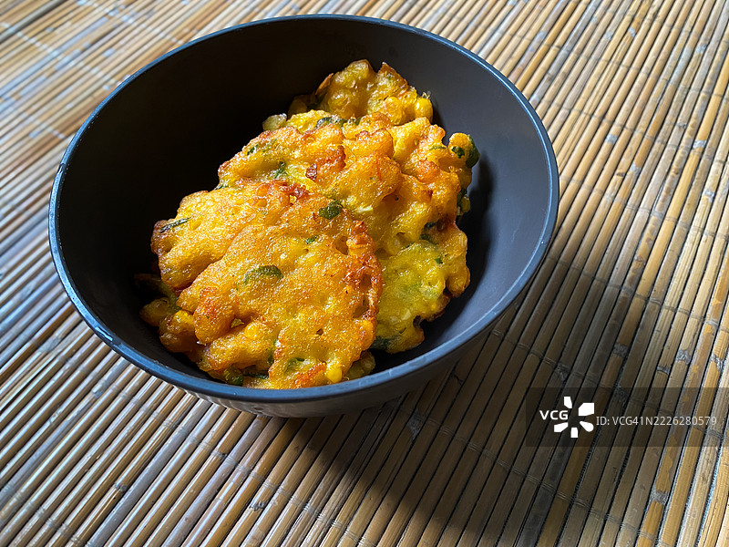玉米饼在碗里图片素材