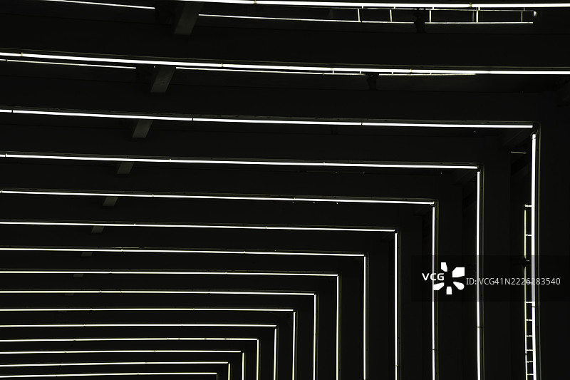 现代建筑夜间的光影层次结构图片素材