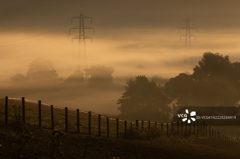晨雾中的电力塔图片素材