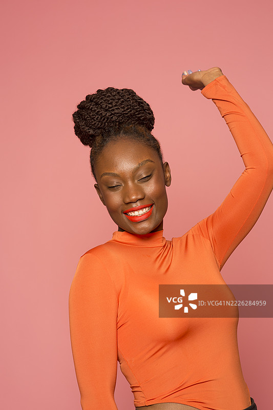 时尚女性在舞蹈的工作室肖像图片素材