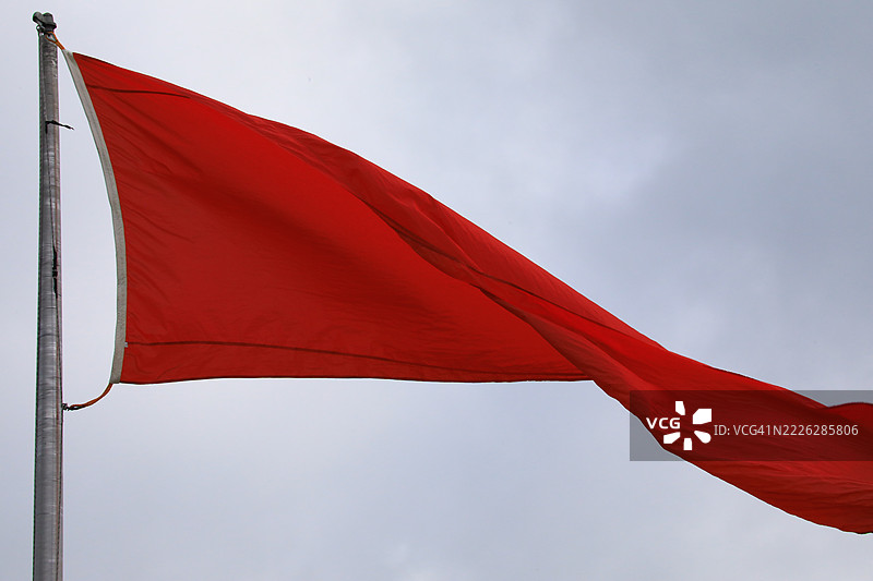 射击场的警告红旗标志图片素材