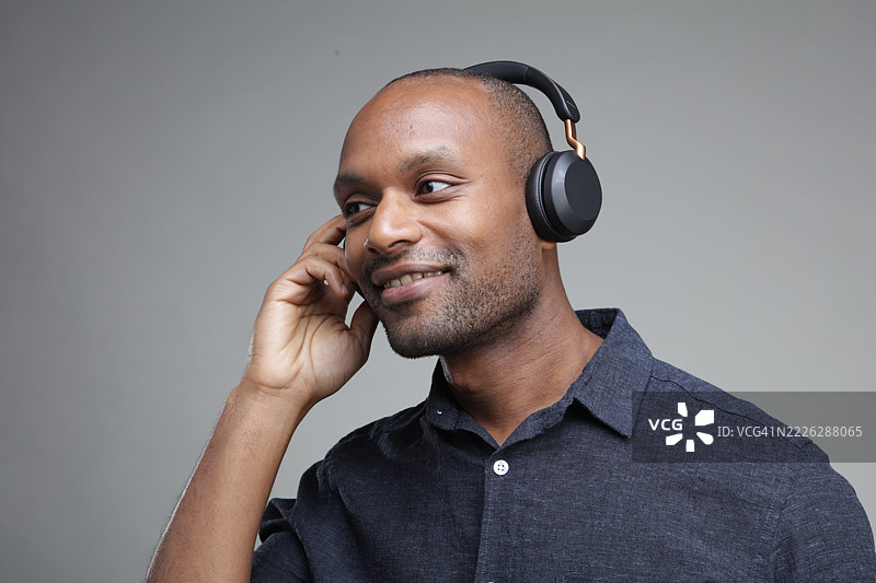 戴着耳机听音乐的男人图片素材