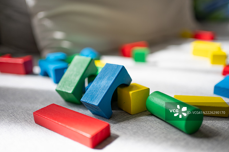 儿童沙发上的彩色积木玩具图片素材