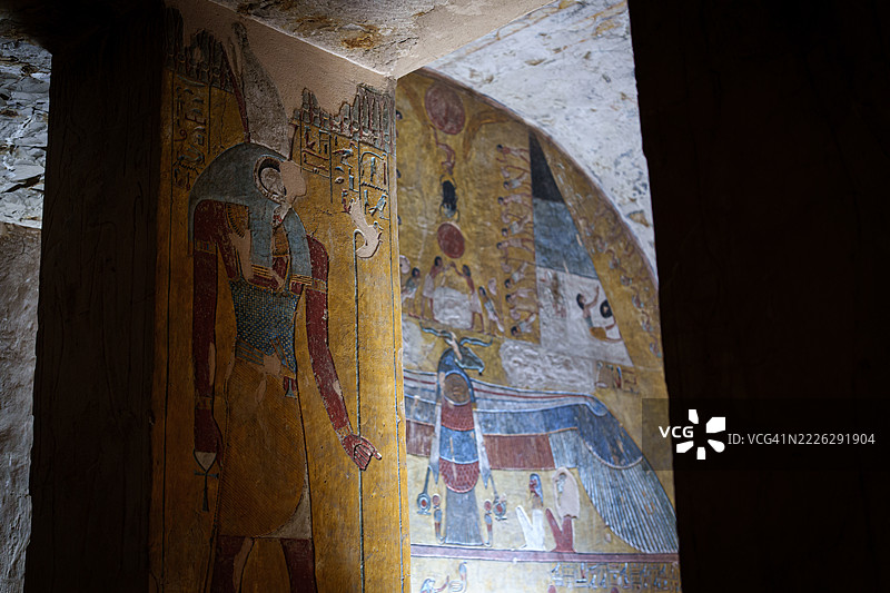 色彩斑斓的古埃及神祇与国王谷墓墙和柱子上的象形文字。图片素材