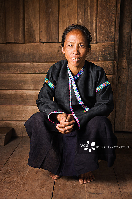 老挝北部阿卡族女性的肖像图片素材