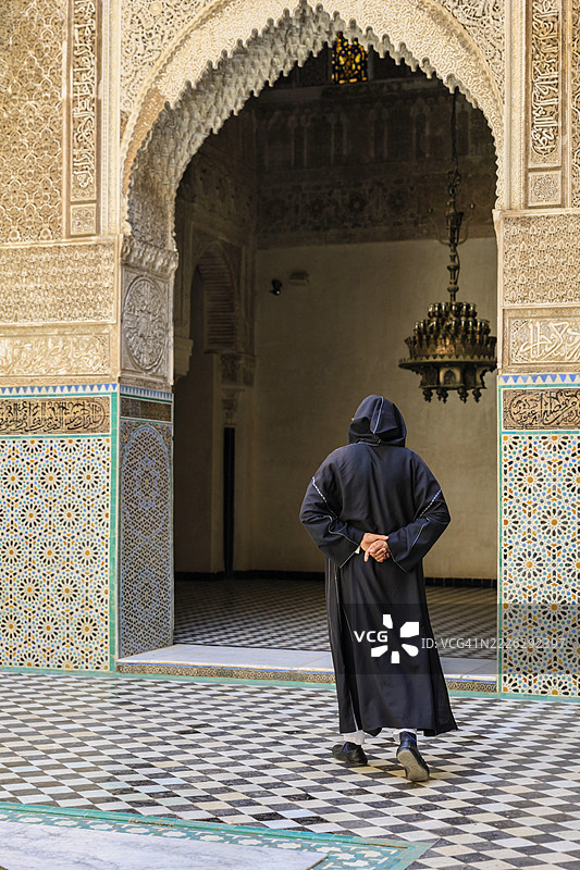 摩洛哥男子在摩洛哥费斯的阿塔林学院内行走图片素材