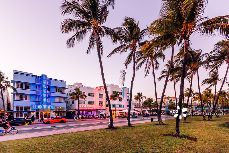 迈阿密海滩，佛罗里达州，美国，黄昏时分，五光十色的装饰艺术风格酒店在霓虹灯的照耀下熠熠生辉的海洋大道图片素材