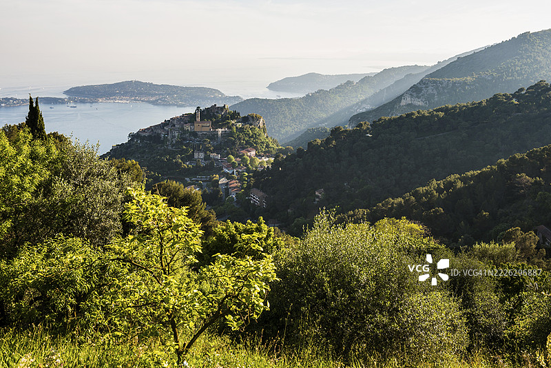 风景如画的山村俯瞰大海，埃兹，蓝色海岸，阿尔卑斯-海洋省，普罗旺斯-阿尔卑斯-蓝色海岸，法国南部，法国图片素材
