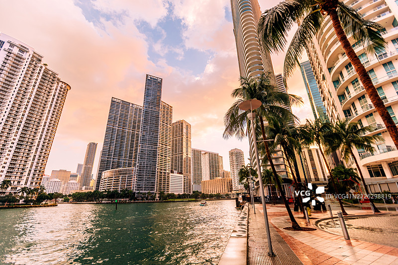 迈阿密佛罗里达州美国迈阿密市中心的迈阿密河沿岸现代公寓大楼图片素材