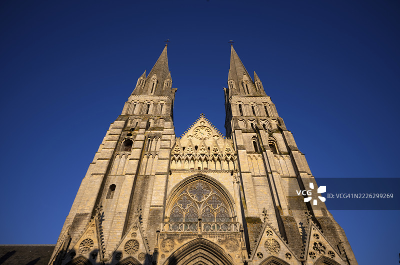法国卡尔瓦多斯省巴约市，巴约圣母大教堂的西立面，傍晚的光线图片素材