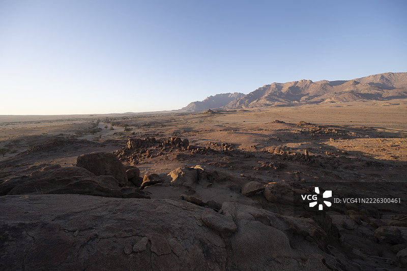 晨光中的沙漠景观，日出时分，位于纳米比亚的埃龙戈，达马拉地区的布兰德堡。图片素材