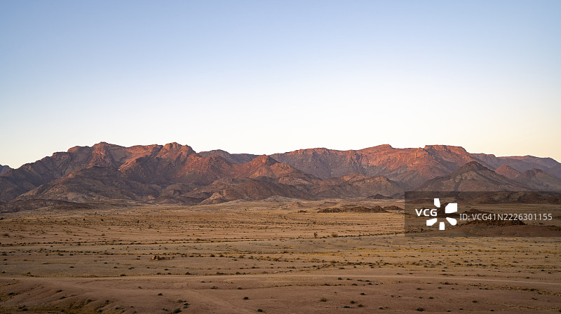 纳米比亚达马拉兰地区埃龙戈的日出沙漠景观与布兰德堡山图片素材