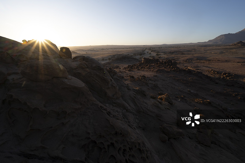 纳米比亚达马拉兰德埃隆戈的日出时分侵蚀岩石地貌与日晕图片素材