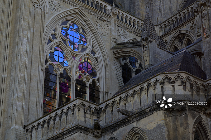 彩色玻璃花窗，彩色教堂窗户，巴约圣母大教堂，巴约，诺曼底，卡尔瓦多斯，法国图片素材