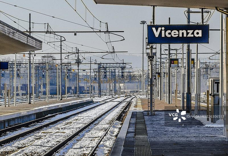 维琴察市的一个完全空旷的火车站，位于威尼托地区。轨道上覆盖着一些雪。图片素材