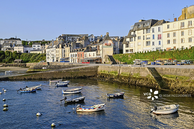 法国布列塔尼省芬尼斯特尔地区杜阿尔讷港口的老港口罗斯梅尔港的建筑和码头图片素材