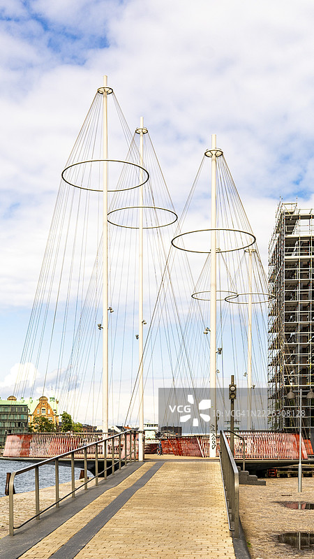 哥本哈根基督教港的标志性圆形桥的垂直拍摄图。图片素材