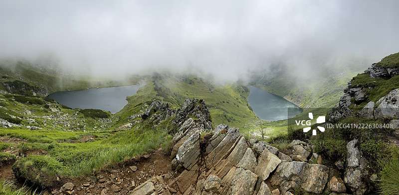薄雾在奥地利施蒂利亚州圣尼科莱的卡尔滕巴赫湖上漂浮，施拉德明塔乌恩和索尔克塔勒自然公园。图片素材