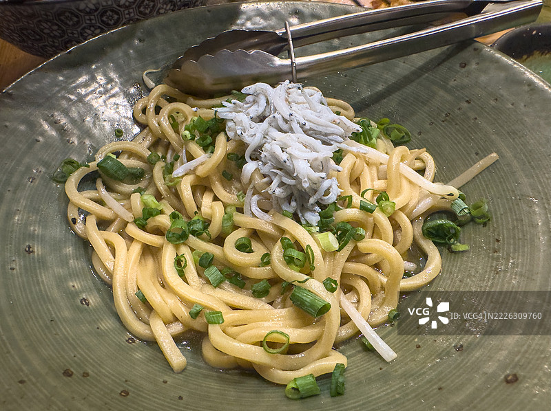 居酒屋中的白鱼炒面上菜盘图片素材