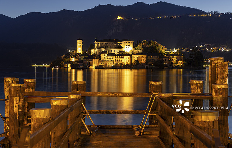 木制人行桥，俯瞰意大利皮埃蒙特省诺瓦拉湖区的奥尔塔圣朱利奥岛，奥尔塔湖。图片素材