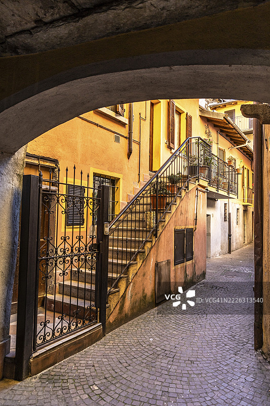 意大利皮埃蒙特省诺瓦拉省奥梅尼亚的后院小巷与楼梯图片素材