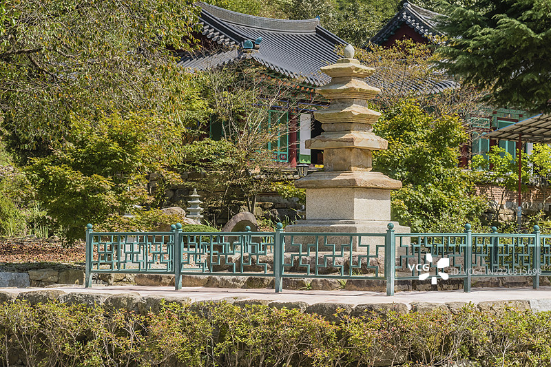 韩国济南郡。2020年9月20日：五层宝塔，后面是金属围栏，背景是寺庙建筑图片素材