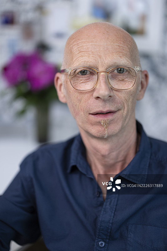 肖像，老年人，秃头戴眼镜的男人严肃地看着镜头，特写，科隆，北莱茵-威斯特法伦州，德国图片素材