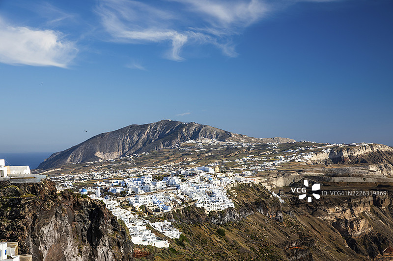 希腊基克拉泽斯群岛圣托里尼岛费拉火山口边缘的白色建筑图片素材