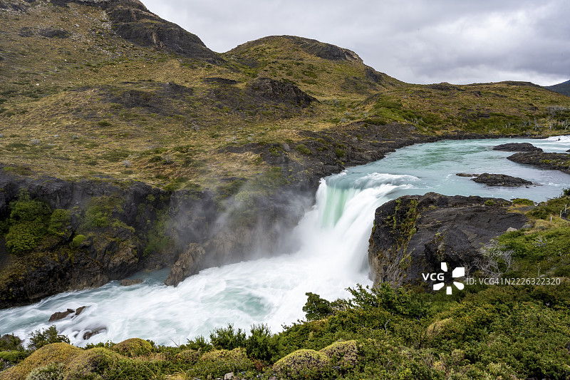 萨尔托格兰德瀑布，智利托雷斯德尔潘恩国家公园图片素材
