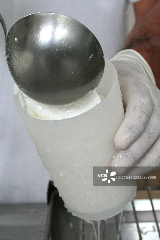 山羊奶酪制作过程图片素材