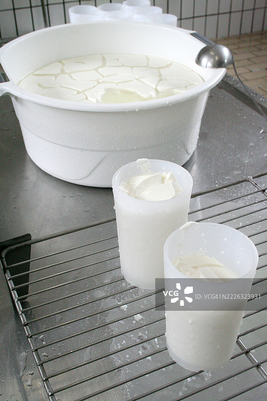 山羊奶酪制作过程图片素材