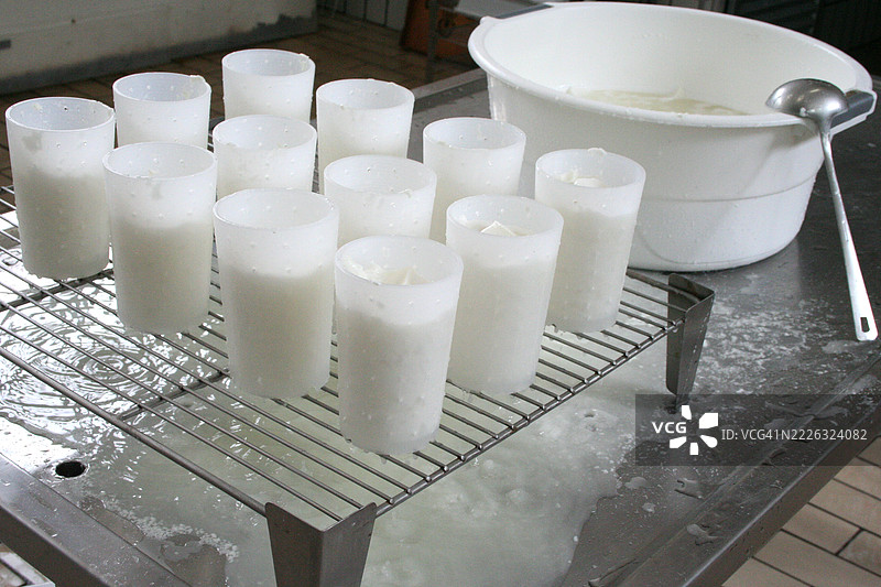 山羊奶酪制作过程图片素材